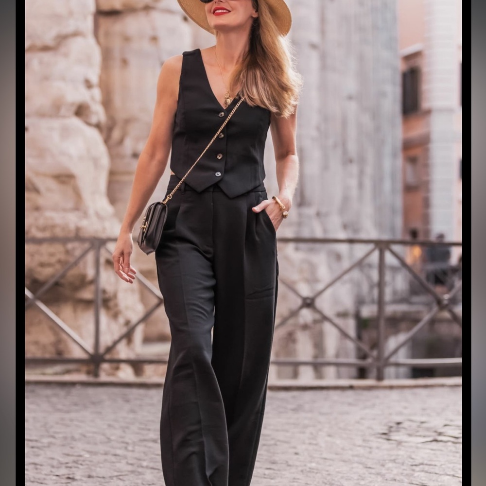 Love Tree Black Sleeveless Vest